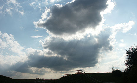 Wolken über Hochwasserbecken